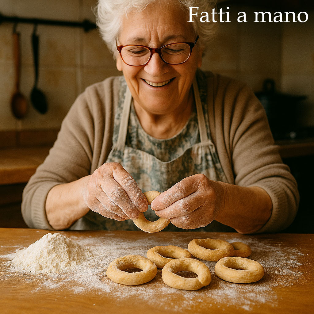 Tarallucci Salentini alla Salentina con Cipolla Pomodoro e Olive 1 Kg, Artigianali al Forno - Taralli Pugliesi Croccanti Tradizionali Salento - Tarallini Snack Salato Tipico Puglia (4x250g, Salentina)